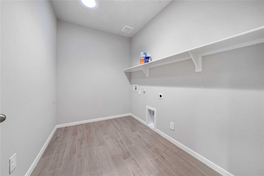 Spacious, unfurnished interior of a new home in Heritage Village, Haltom City (Image 24).