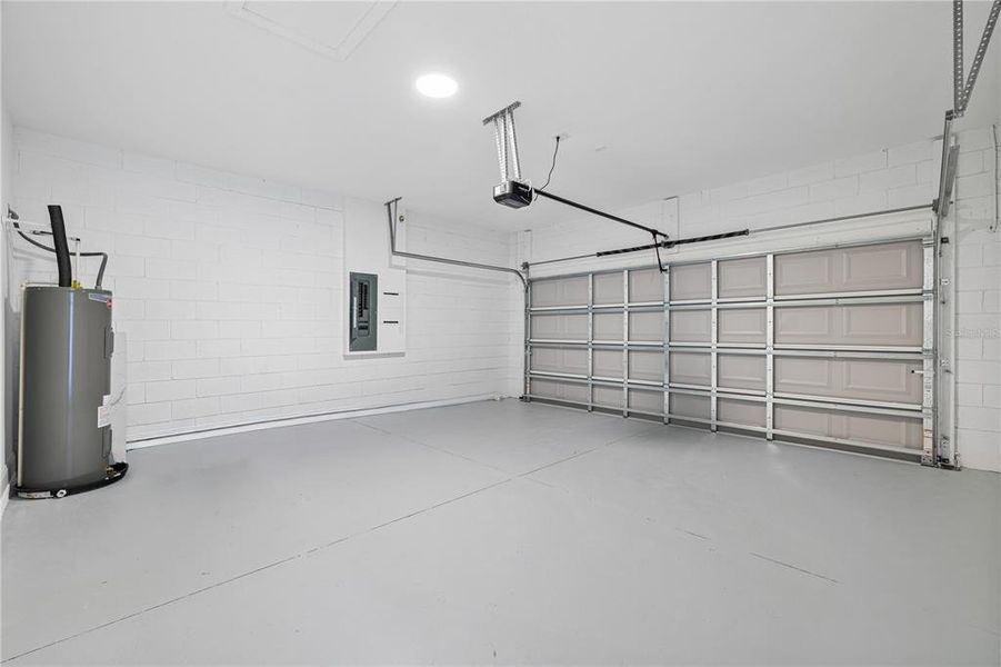 Spacious, unfurnished interior of a new home in , Citrus Springs (Image 35).