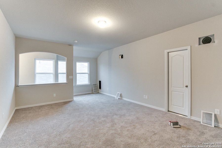 Spacious, unfurnished interior of a new home in Homestead, Schertz (Image 9).