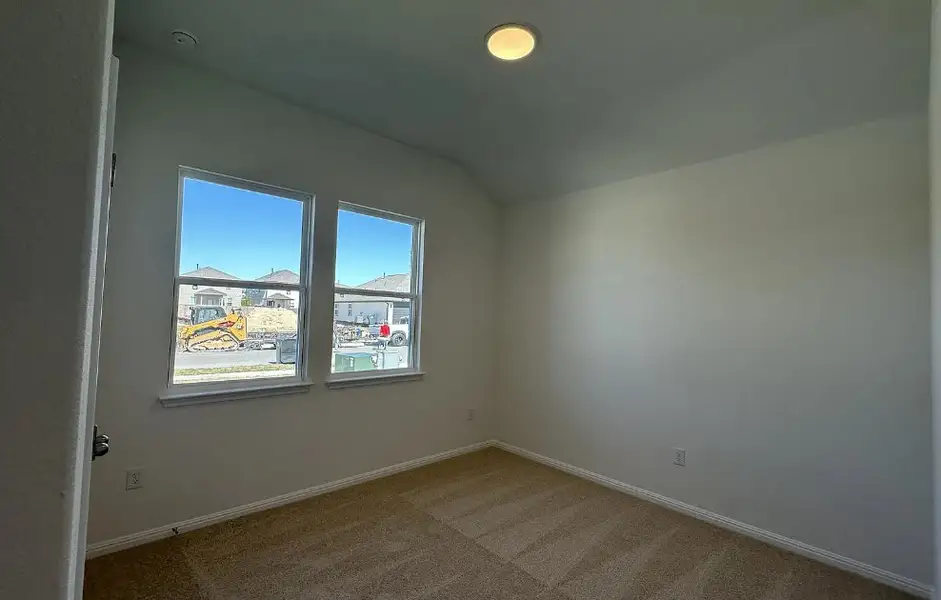 Spacious, unfurnished interior of a new home in Porter Country, Buda (Image 10).