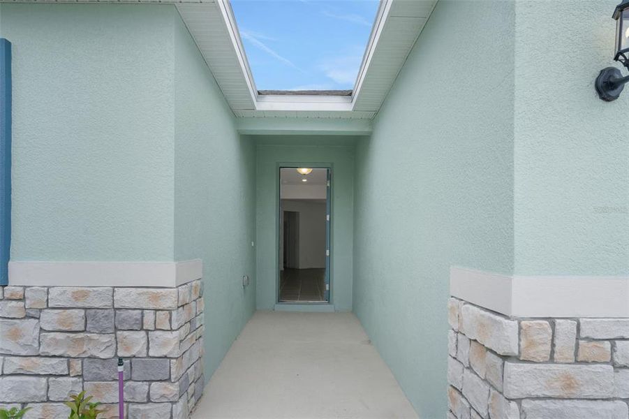Exterior details and patio area of a home in , Deland (Image 17).