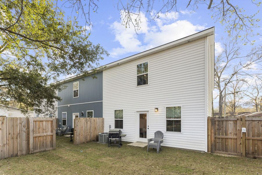 Exterior details and patio area of a home in , Hanahan (Image 4).