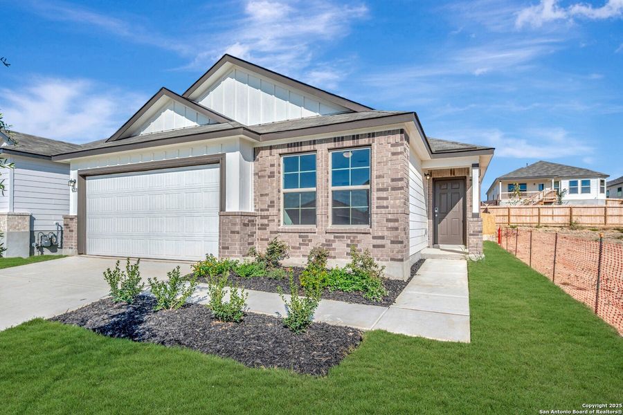 Exterior details and patio area of a home in Mesquite Ridge, San Antonio (Image 22).