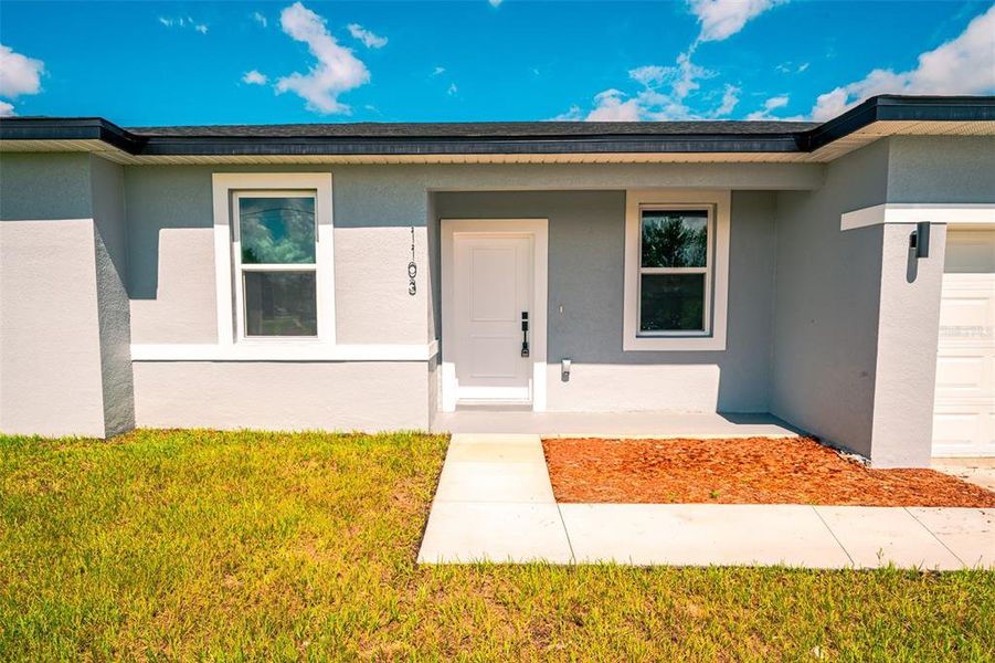 Exterior details and patio area of a home in , Kissimmee (Image 4).