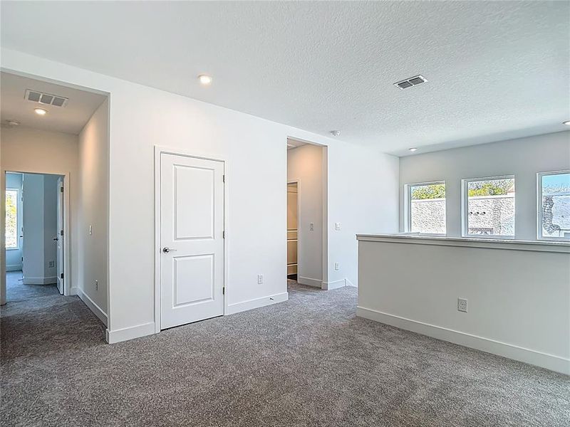 Spacious, unfurnished interior of a new home in , Tampa (Image 77).