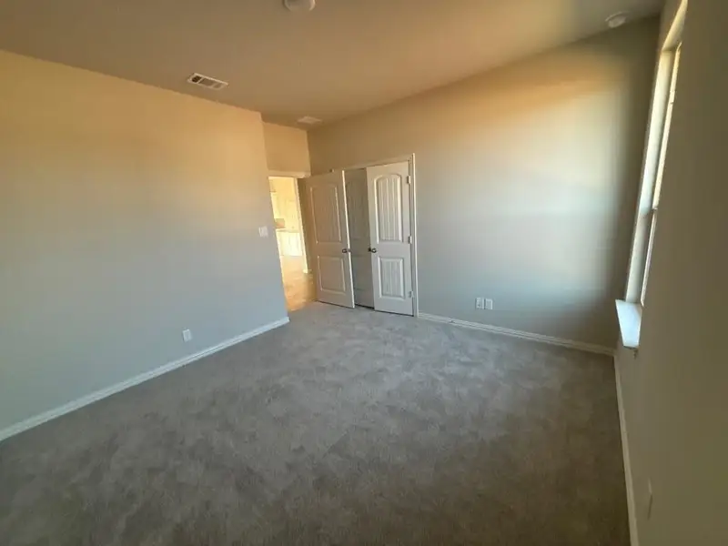 Spacious, unfurnished interior of a new home in Waterford Park, Weatherford (Image 9).