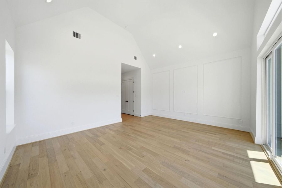 Spacious, unfurnished interior of a new home in , Houston (Image 36).