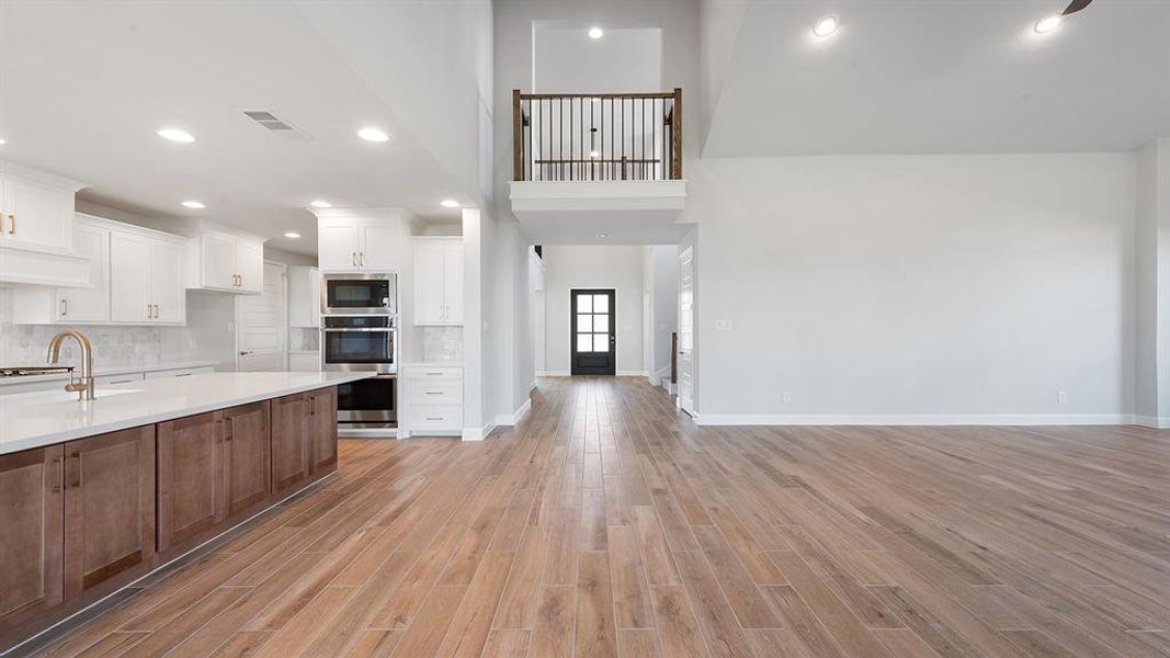 Spacious, unfurnished interior of a new home in Terraces 72', Rockwall (Image 24).