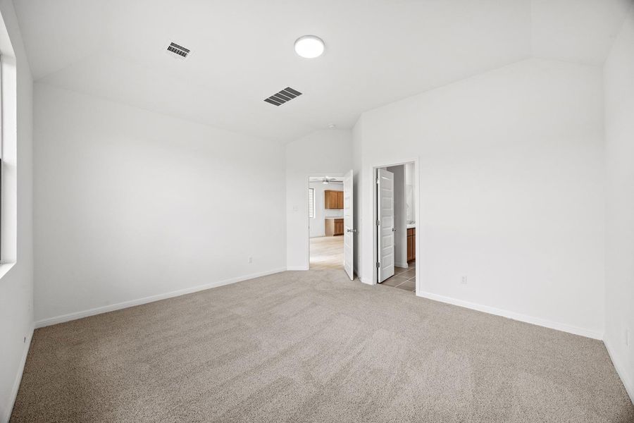 Spacious, unfurnished interior of a new home in Trinity Ranch, Elgin (Image 24).