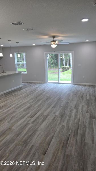 Spacious, unfurnished interior of a new home in , Jacksonville (Image 8).