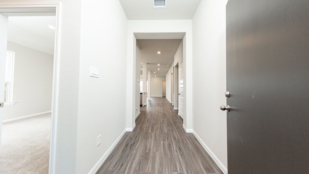 Spacious, unfurnished interior of a new home in Cinco Lakes, San Antonio (Image 8).