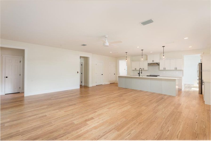 Spacious, unfurnished interior of a new home in , Tampa (Image 21).