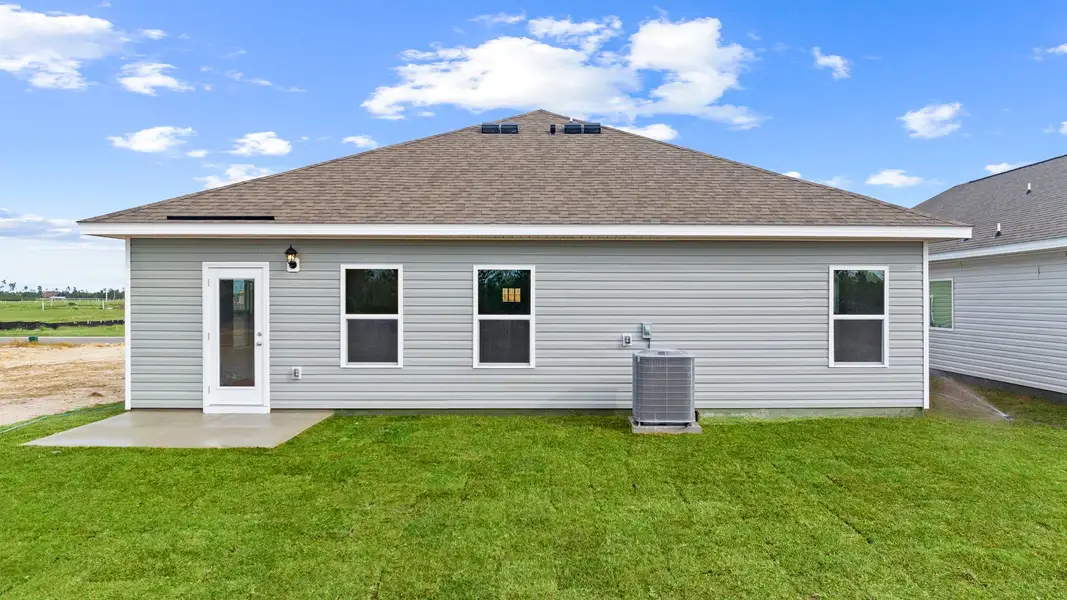 Exterior details and patio area of a home in Liberty, Panama City (Image 3).