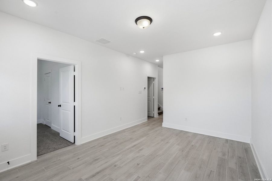 Spacious, unfurnished interior of a new home in Rose Hill, San Antonio (Image 30).