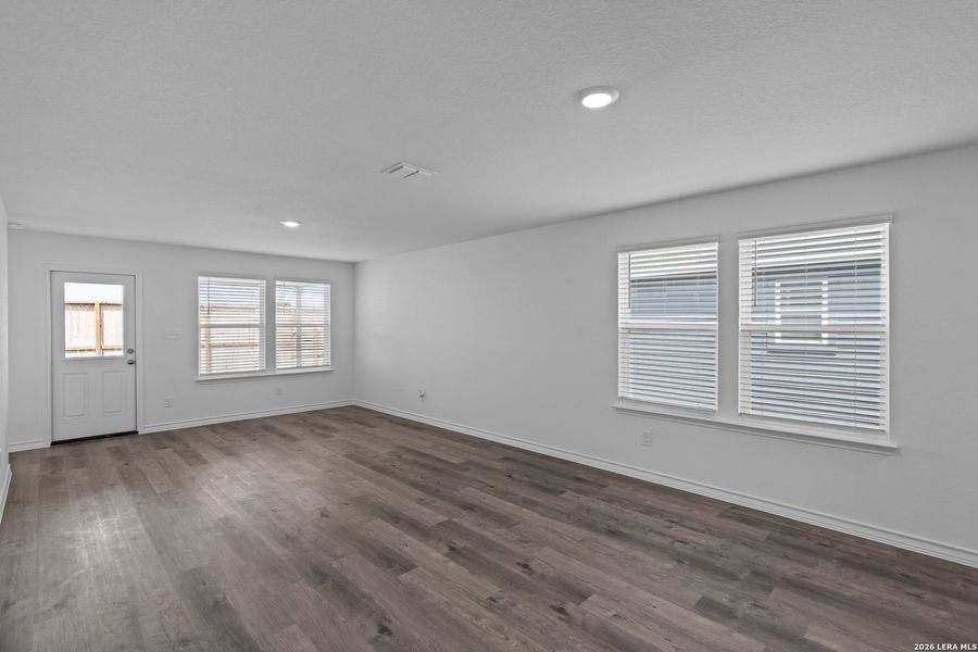 Spacious, unfurnished interior of a new home in Horizon Ridge, San Antonio (Image 12).