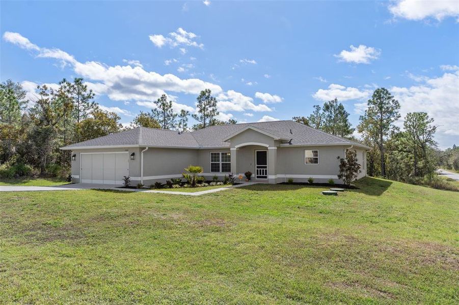 Exterior details and patio area of a home in , Weeki Wachee (Image 25).