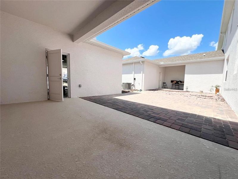 Exterior details and patio area of a home in , Clermont (Image 3).