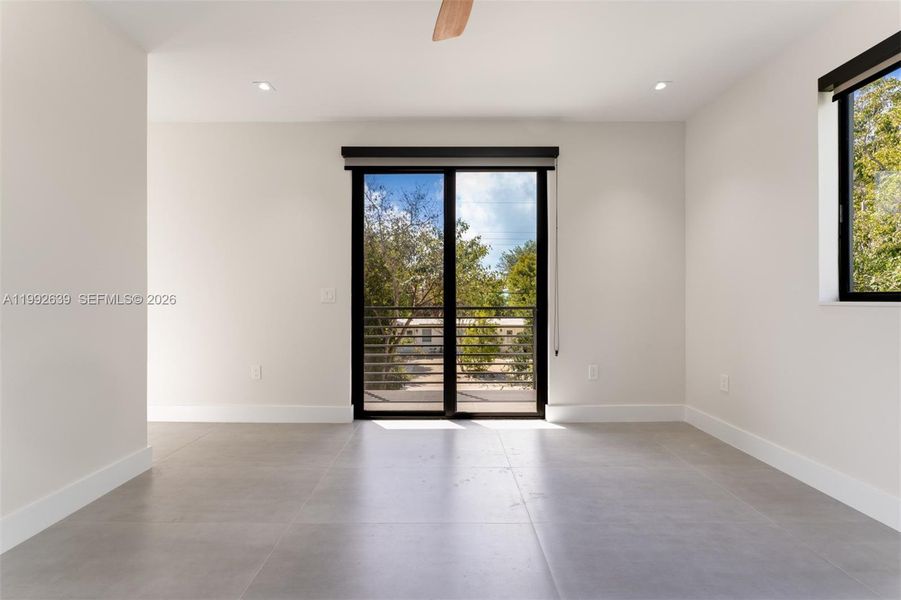 Spacious, unfurnished interior of a new home in , Key Largo (Image 39).