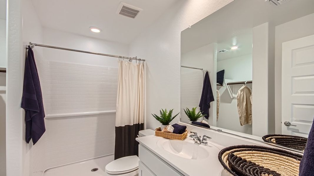 2566 Lily Owners Bath F1