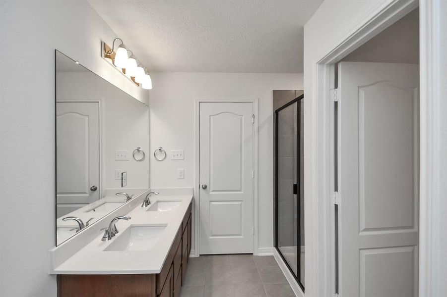 Owner's suite has ensuite bath with soaking tub,dual sinks and separate shower & Spacious walk-in closet.