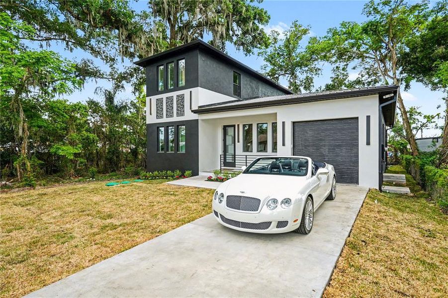Exterior details and patio area of a home in , Seffner (Image 4).