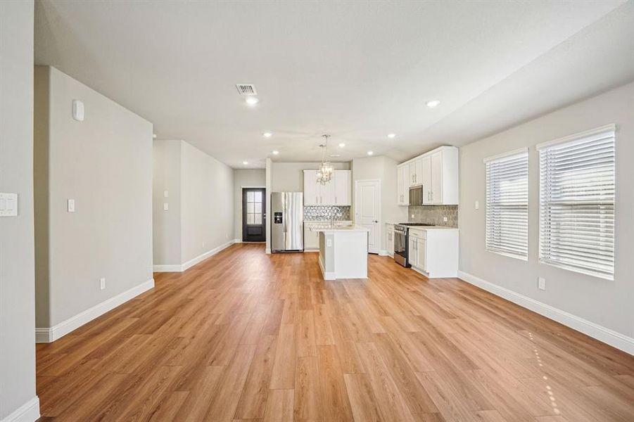 Spacious, unfurnished interior of a new home in Stonehaven, Seagoville (Image 28).