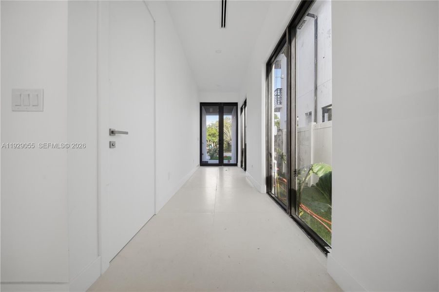 Spacious, unfurnished interior of a new home in , Fort Lauderdale (Image 7).