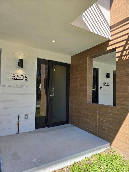Exterior details and patio area of a home in , Dania Beach (Image 1).