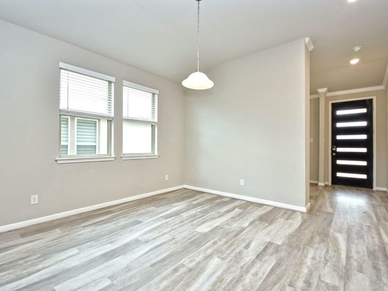 Spacious, unfurnished interior of a new home in Thomas Pond, San Antonio (Image 14).