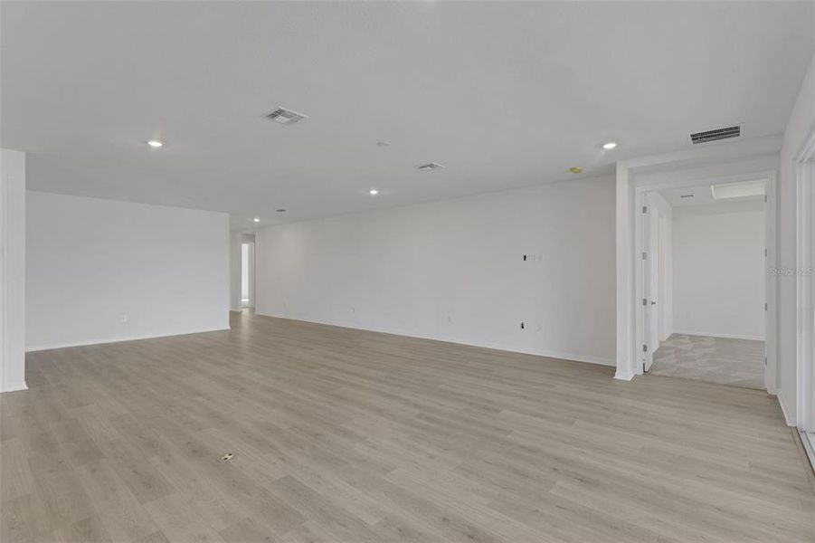 Spacious, unfurnished interior of a new home in Creekside Run at Babcock Ranch, Punta Gorda (Image 27). Spacious, unfurnished interior of a new home in Creekside Run at Babcock Ranch, Punta Gorda (Image 27).