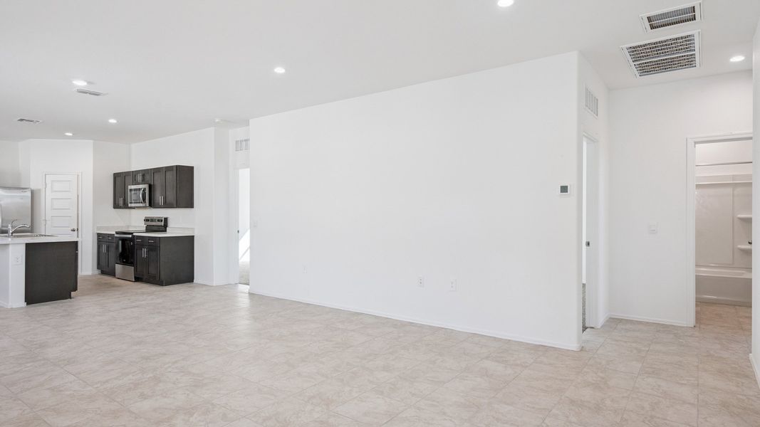 Spacious, unfurnished interior of a new home in Elena Trails, Maricopa (Image 15).