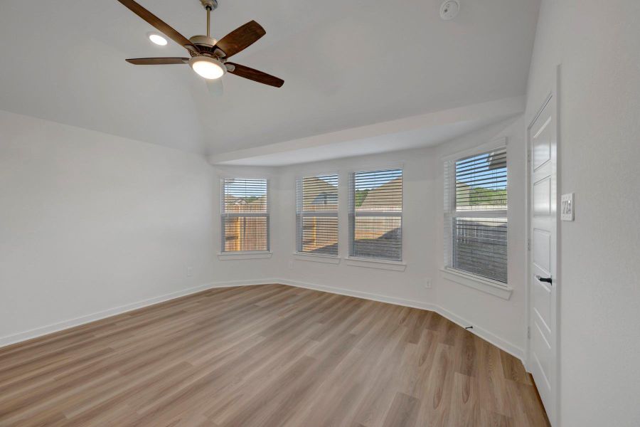Spacious, unfurnished interior of a new home in Lone Star Landing, Montgomery (Image 28).
