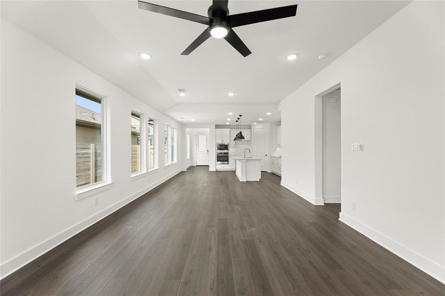 10. 3129 Eddington - Family (2) 10. 3129 Eddington - Family (2)