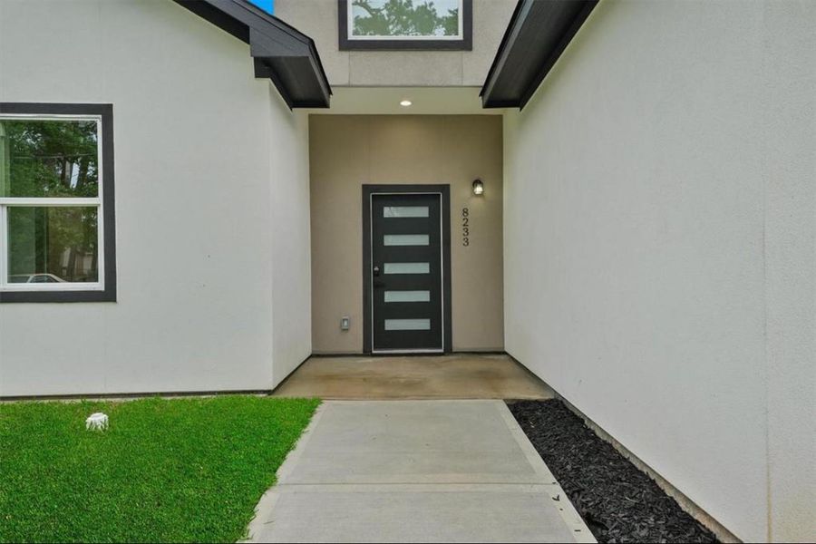 Welcoming front entry w/ modern exterior finishes and covered porch Welcoming front entry w/ modern exterior finishes and covered porch