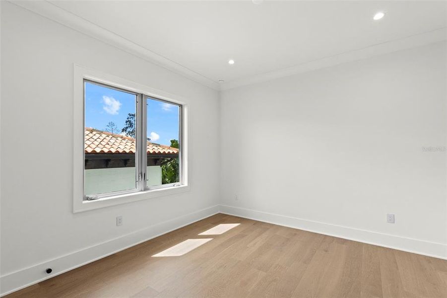 Spacious, unfurnished interior of a new home in , Tampa (Image 29).