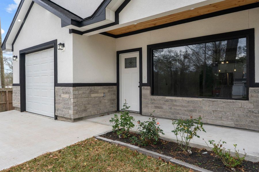 Exterior details and patio area of a home in , Willis (Image 28).