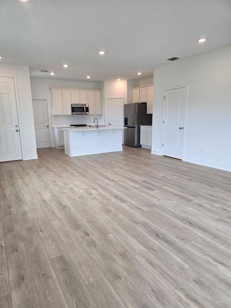 Spacious, unfurnished interior of a new home in Magnolia Reserve, Ocoee (Image 17).