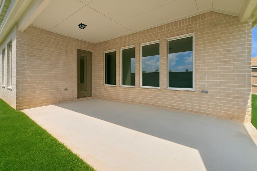 Spacious, unfurnished interior of a new home in Lago Mar, Texas City (Image 28).