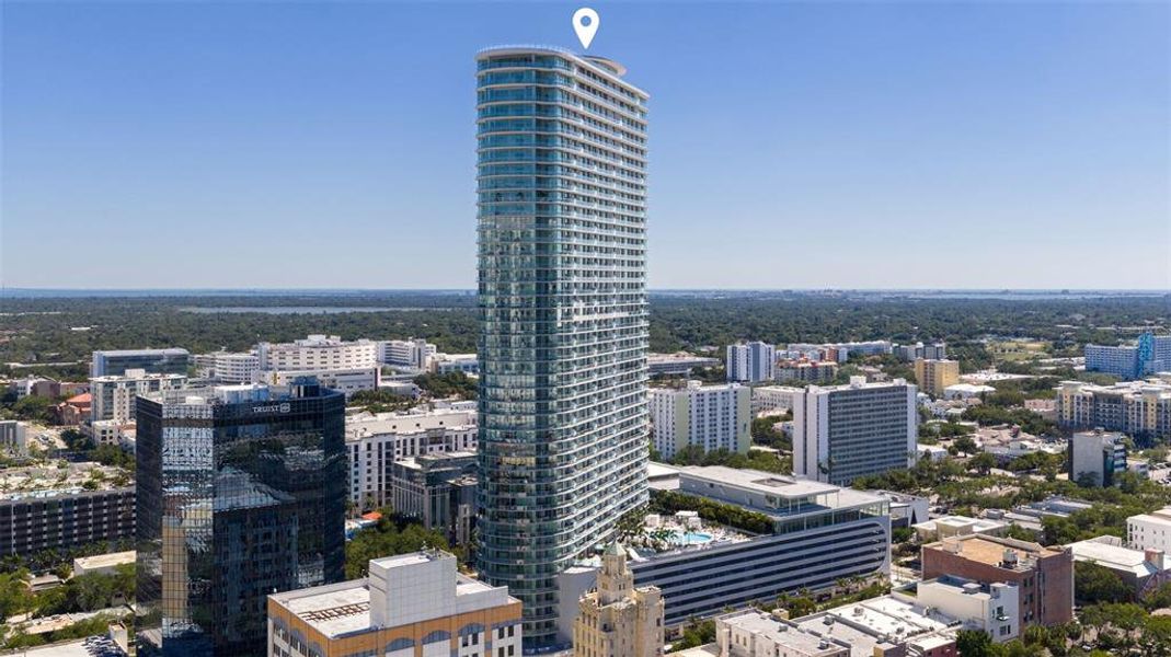 Condo located in St. Petersburg, FL showcasing its design and architecture (Image 60).