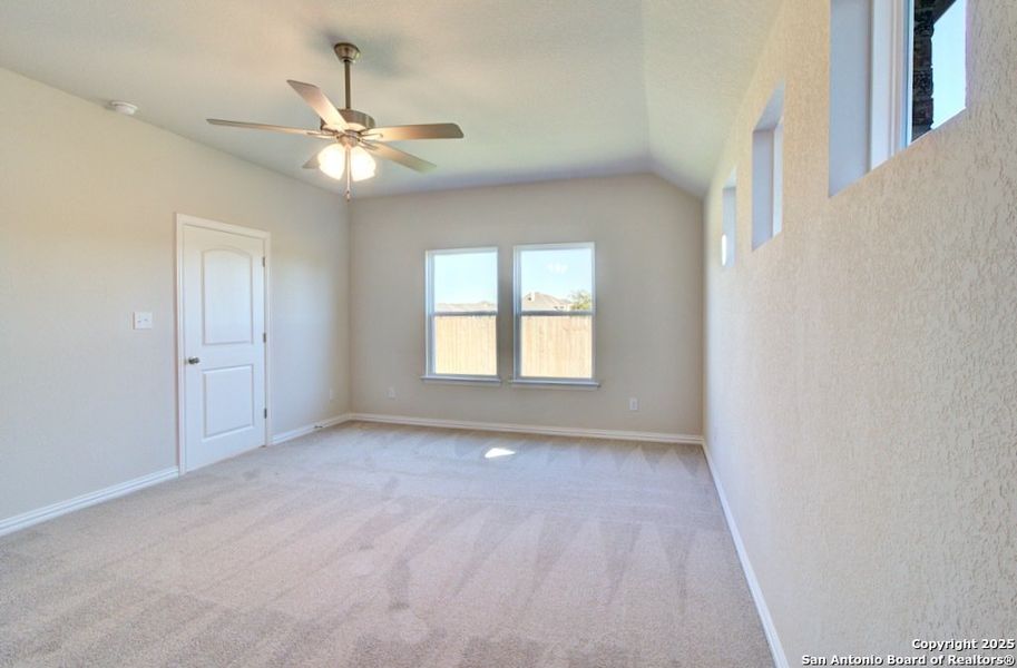 Spacious, unfurnished interior of a new home in Sunflower Ridge, New Braunfels (Image 9).