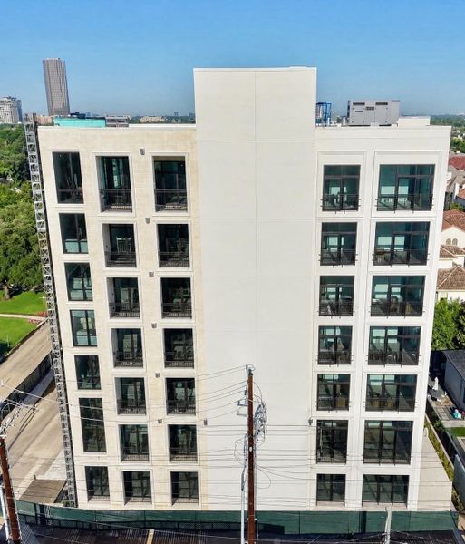 Condo located in Houston, TX showcasing its design and architecture (Image 3).
