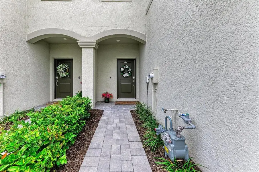 Exterior details and patio area of a home in , Lakewood Ranch (Image 3).