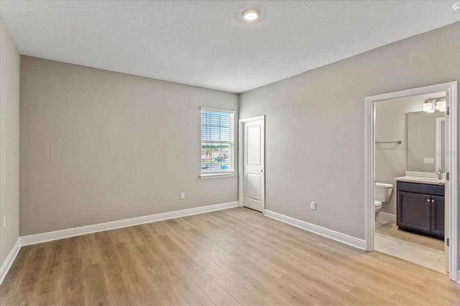 Spacious, unfurnished interior of a new home in , Winter Garden (Image 18).