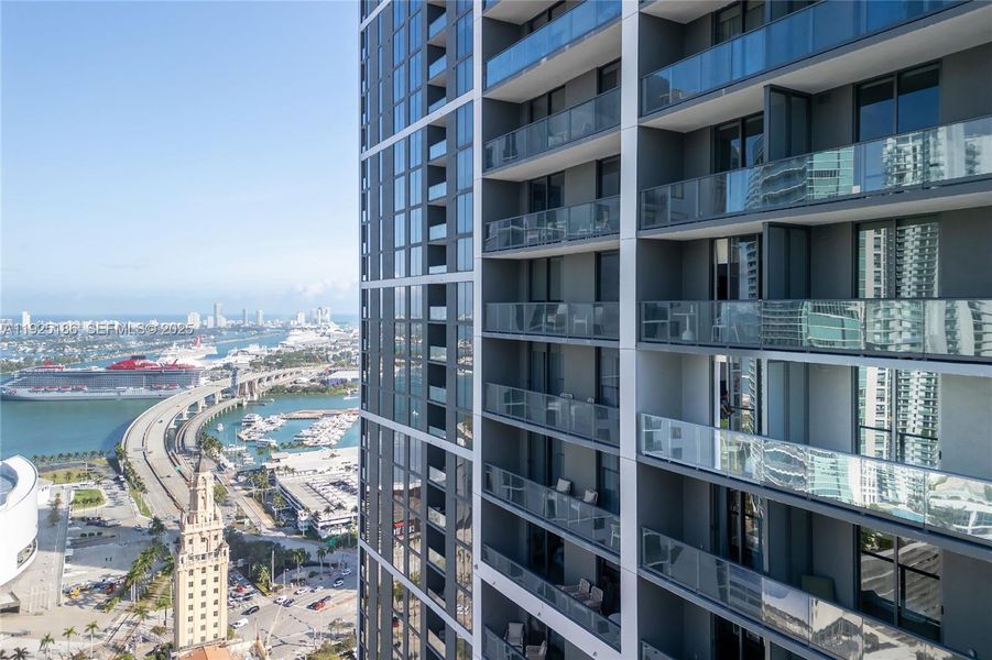 Condo located in Miami, FL showcasing its design and architecture (Image 29).