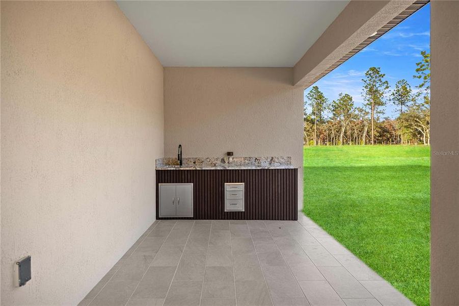 Exterior details and patio area of a home in , Dunnellon (Image 21).