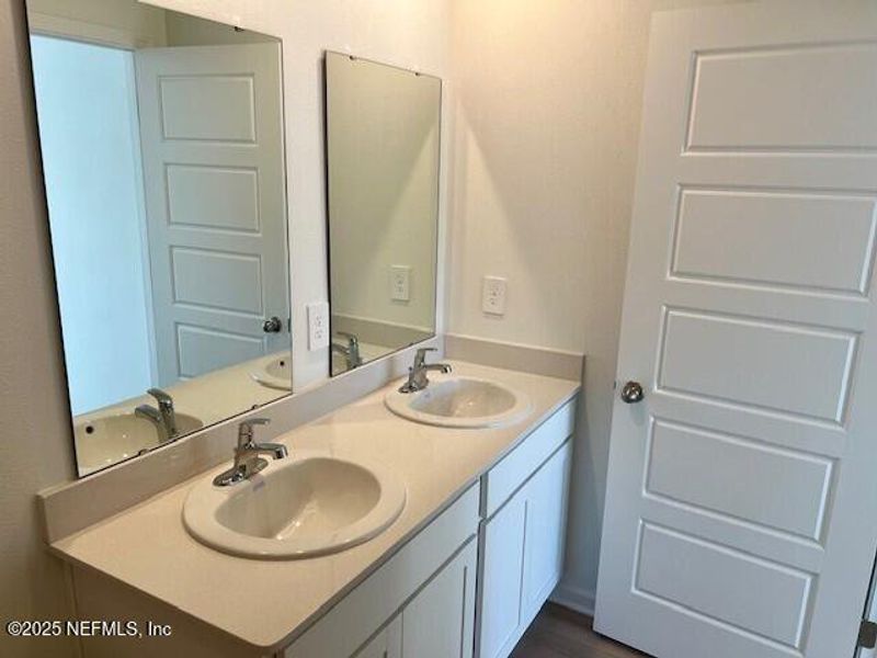 Furnished interior view inside a new home in , Middleburg (Image 40).