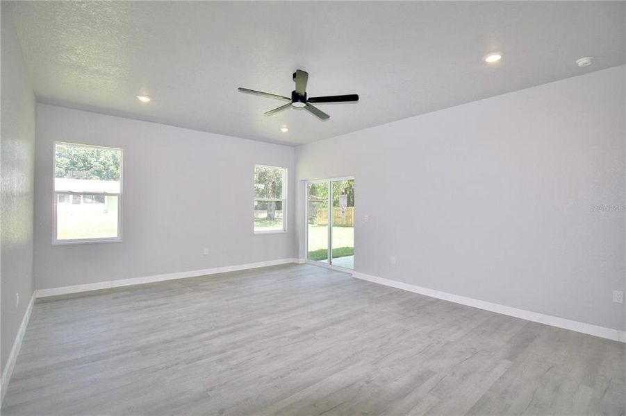 Spacious, unfurnished interior of a new home in , Sebring (Image 21).