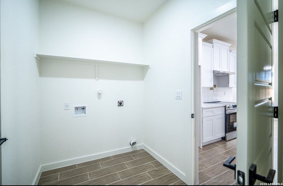 Spacious, unfurnished interior of a new home in , La Vernia (Image 28).