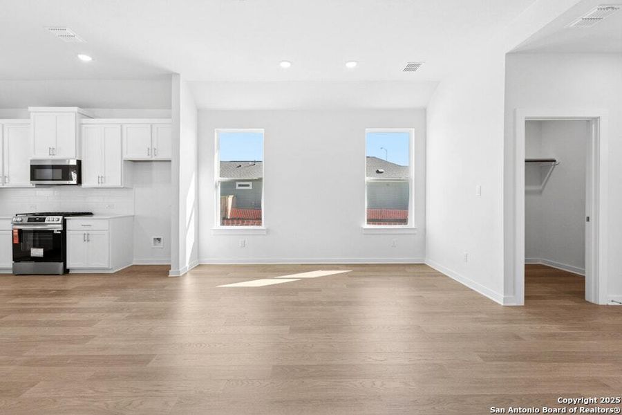 Spacious, unfurnished interior of a new home in Mayfair, New Braunfels (Image 20). Spacious, unfurnished interior of a new home in Mayfair, New Braunfels (Image 20).