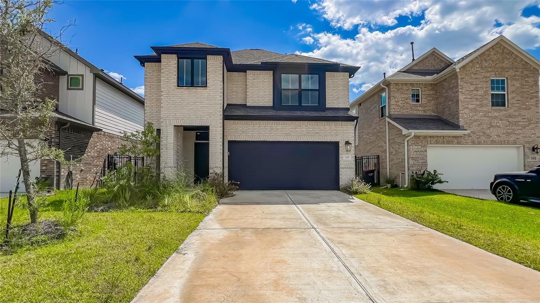 Exterior details and patio area of a home in , Katy (Image 1).
